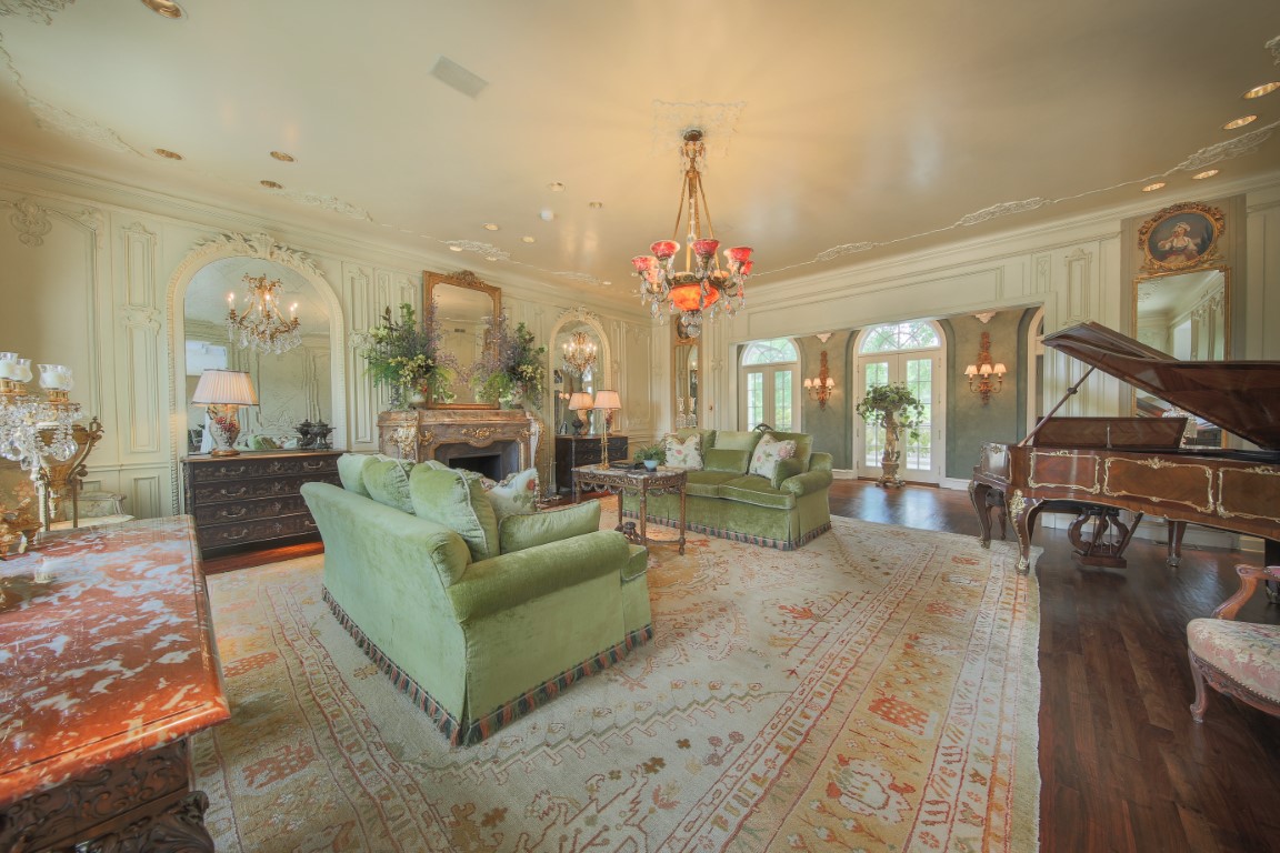 Texas Pilgrim Chicken Mansion Going To Auction Top Ten
